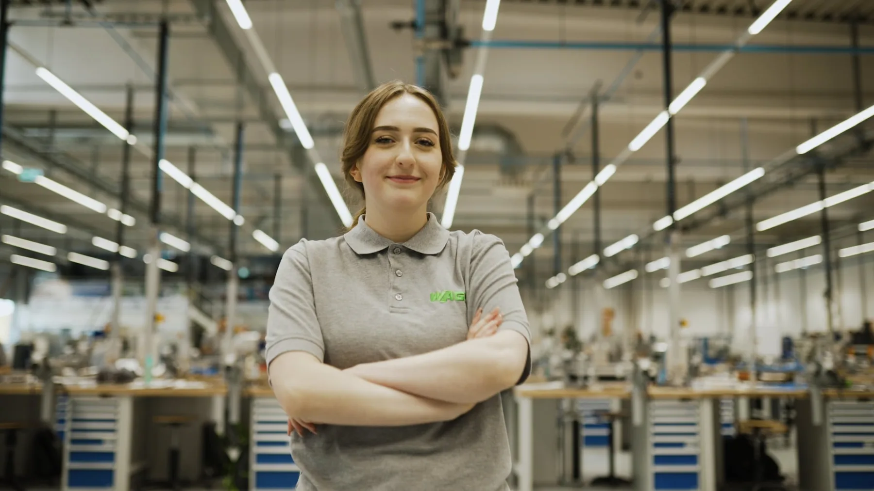 Mitarbeiterin in einer Industriehalle – Imagefilm und Unternehmensfilm von Waltastic Films