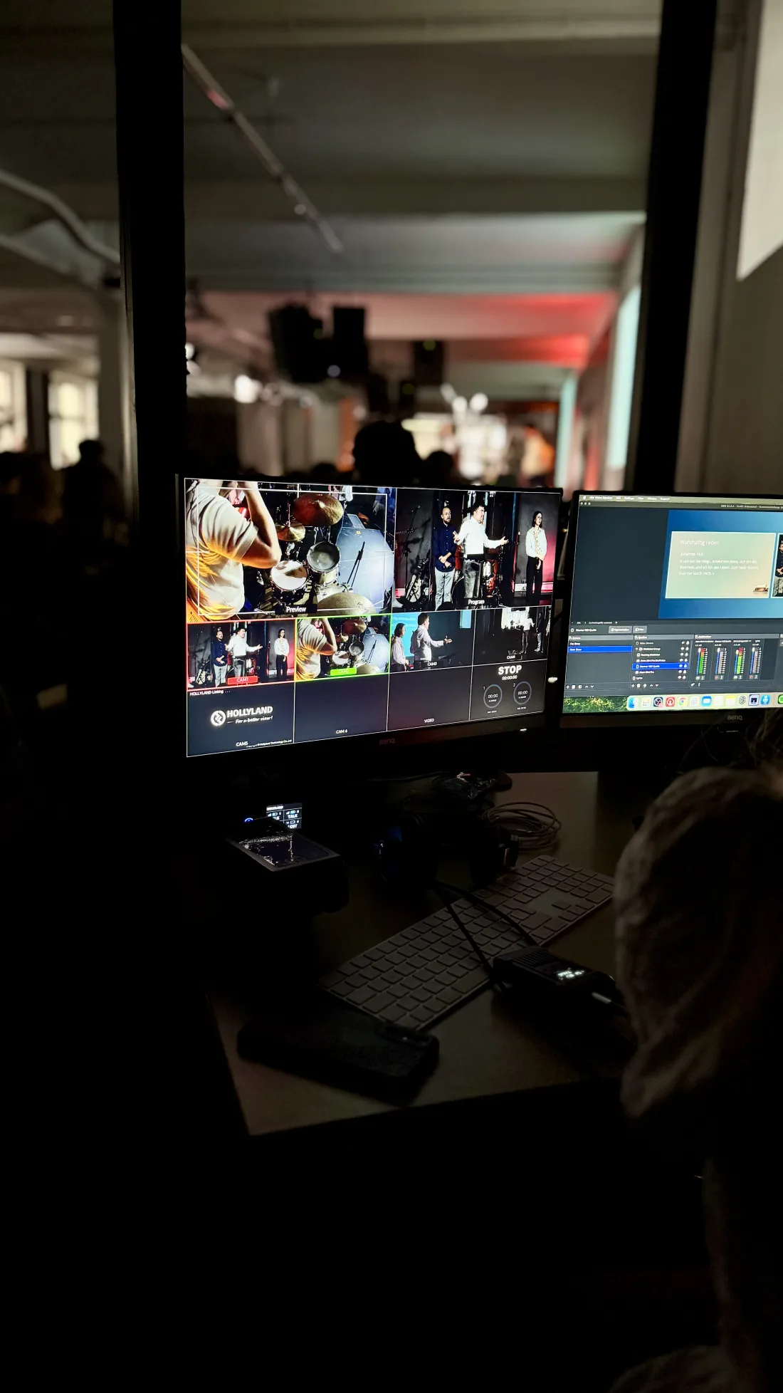 Kamera mit Kontrollmonitor während einer Live-Produktion