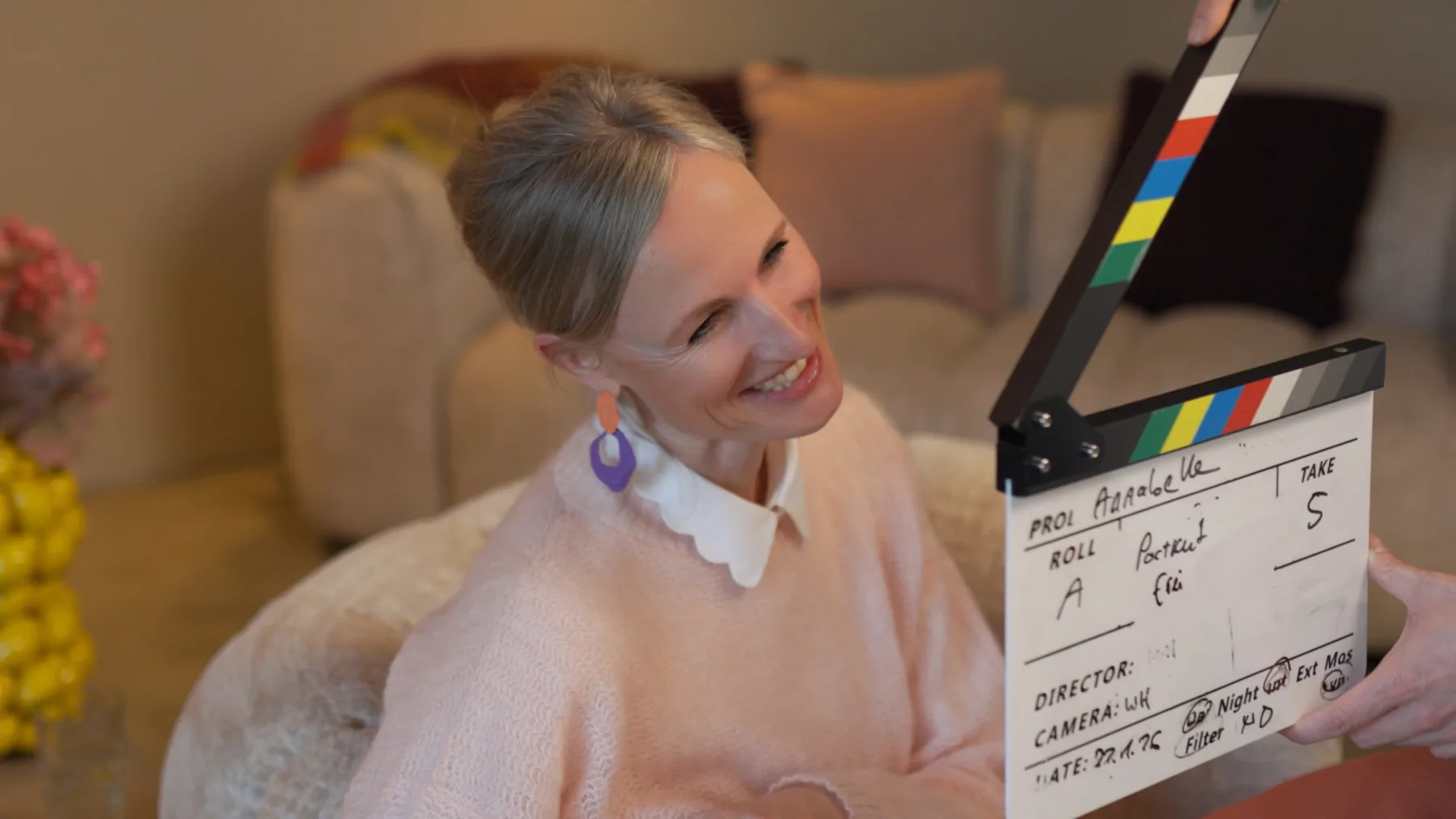 Person beim Videodreh mit Filmklappe – Social Clips Produktion von Waltastic Films